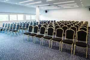 Gratis foto stoelen op een rij in congreszaal zonder mensen