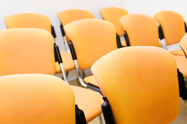 Stoelen van het close-up de moderne auditorium