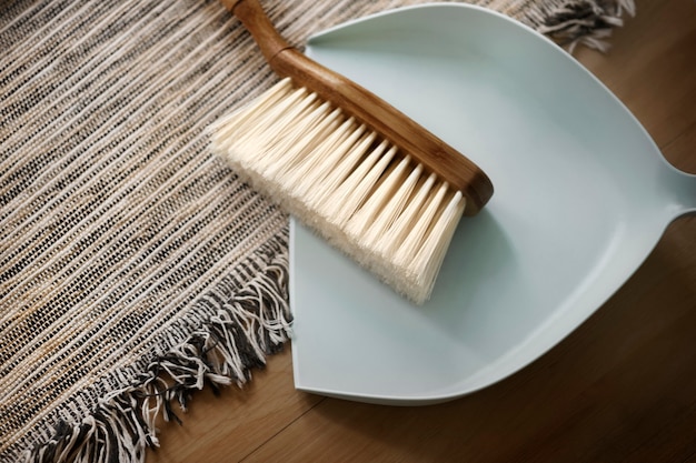 Stofblik en schoonmaakborstel living essentials in lifestyle concept