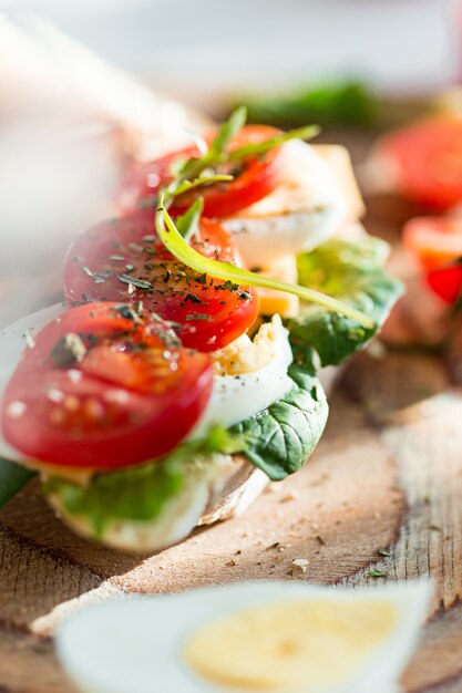 stokbrood en kaas op houten tafel