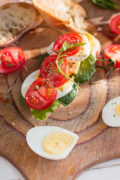 stokbrood en kaas op houten