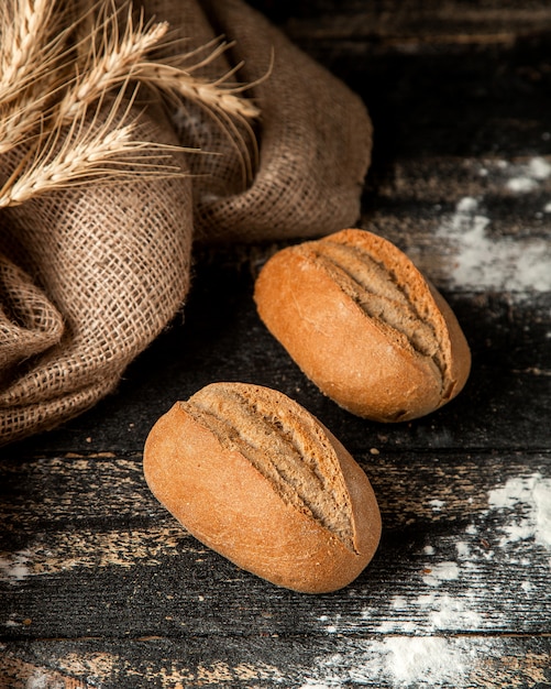 stokbrood met knapperige korst en bloem op tafel