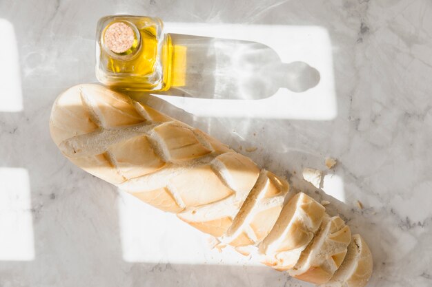 Stokbroodbrood met olijfoliefles op keukenwerkblad