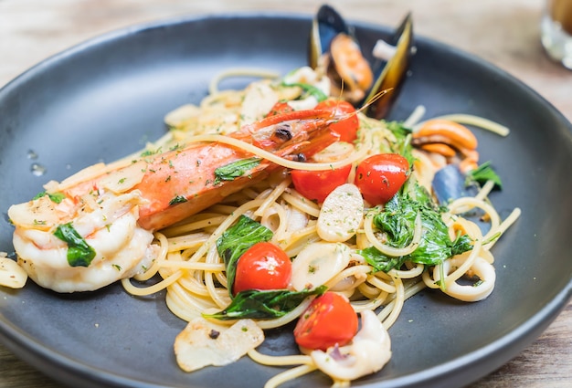 Stoofgebakken spaghetti zeevruchten