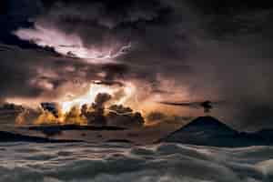 Gratis foto storm in de zee met zon die achter de wolken verschijnt