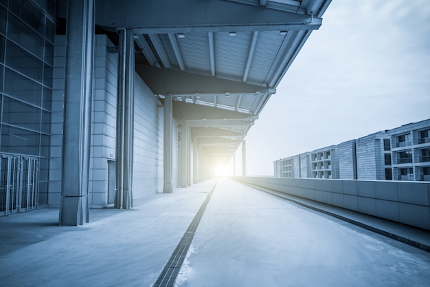 Straat bij zonsondergang