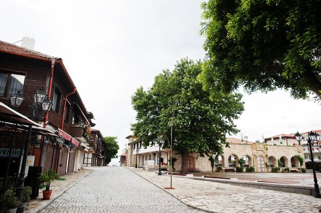 Straat in het oude centrum van Nesebar Bulgarije