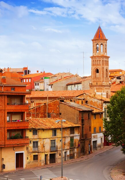 straat met kerk in Teruel