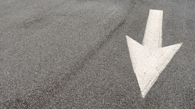 Gratis foto straat pijl bewegwijzering met kopie ruimte