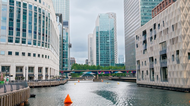 Straatbeeld van de waterkanalen van het canary wharf-district met moderne gebouwen en wolkenkrabbers