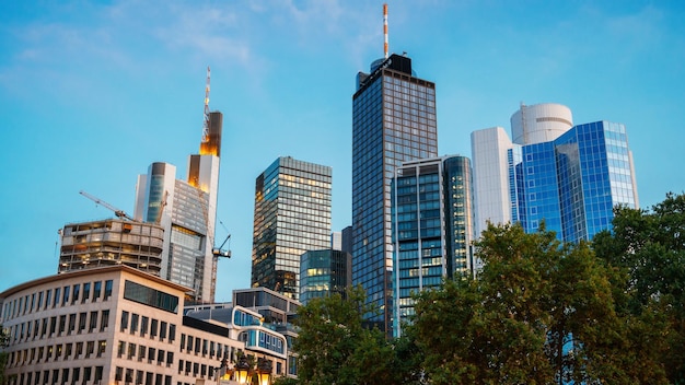 Straatmening van het centrum van Frankfurt bij zonsondergang Duitsland