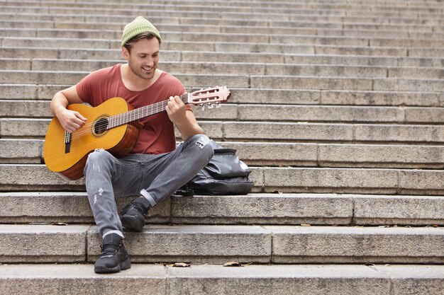 Straatmuzikant gitaarspelen