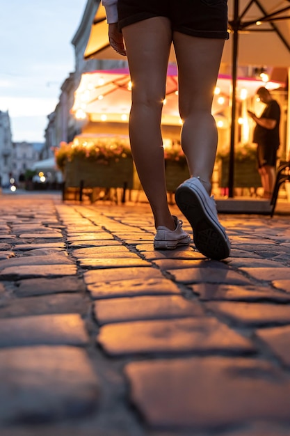 Straatstenen weg in de oude stad in de avond