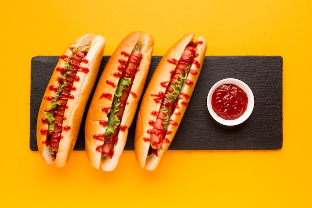 Straatvoedsel hotdogs en ketchup