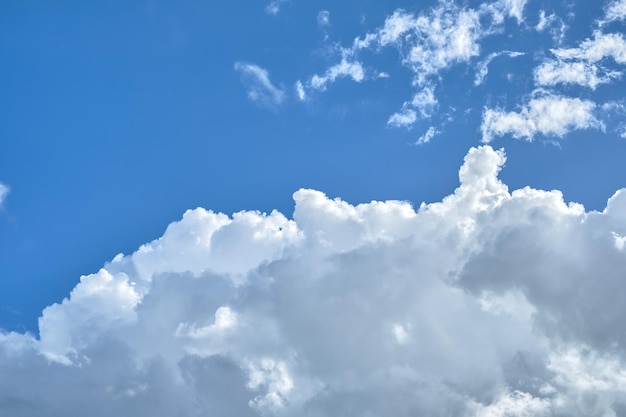 Stralende cumuluswolken in de lucht op een lentemiddag een prachtig uitzicht een idee voor een achtergrond