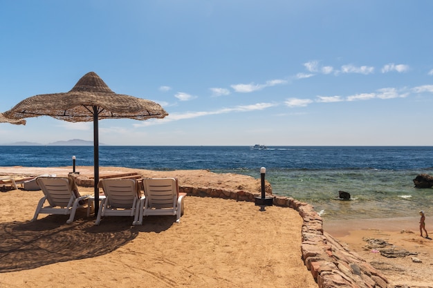 Strand bij het luxehotel, Sharm el Sheikh, Egypte