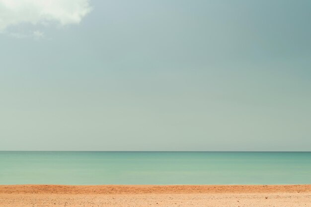 Strand blauwe oceaan en hemel achtergrond zomer concept Wazig beeld van zee en blauwe hemel achtergrond met wolken Natuur terug idee banner voor vakantie of weekend