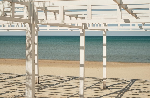 Gratis foto strand houten luifels op een leeg zandstrand selectieve aandacht vakantie in de badplaats