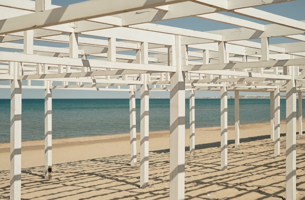 Gratis foto strand houten luifels op een leeg zandstrand selectieve aandacht vakantie in de badplaats