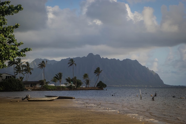 Strand van Waimanalo tijdens mistig weer met adembenemende grote grijze wolken in de lucht