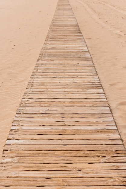 Strandconcept met houten weg