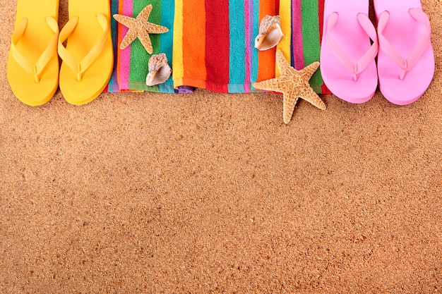 Gratis foto strandgrens met flipflops