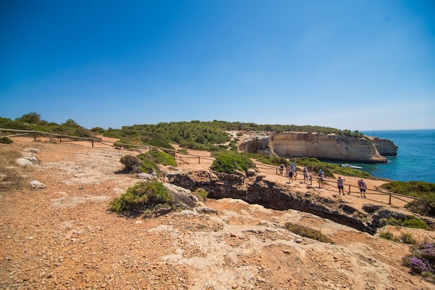 Gratis foto strandgrot van benagil in carvoeiro, een populaire toeristische attractie die wordt beschouwd als een van de mooiste stranden ter wereld. reis- en vakantiebestemmingen