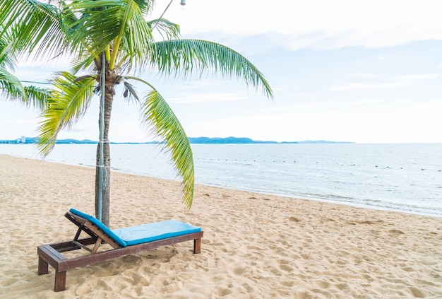 Strandstoel, palm en tropisch strand in pattaya in thailand