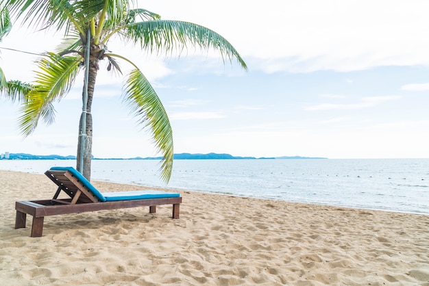 Strandstoel, Palm en tropisch strand in Pattaya in Thailand