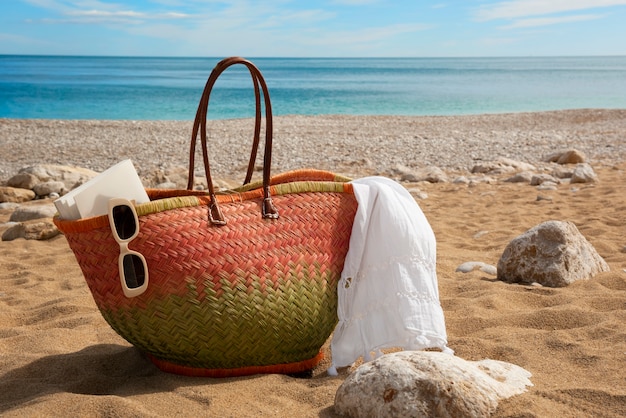 Gratis foto strandtas met essentials stilleven