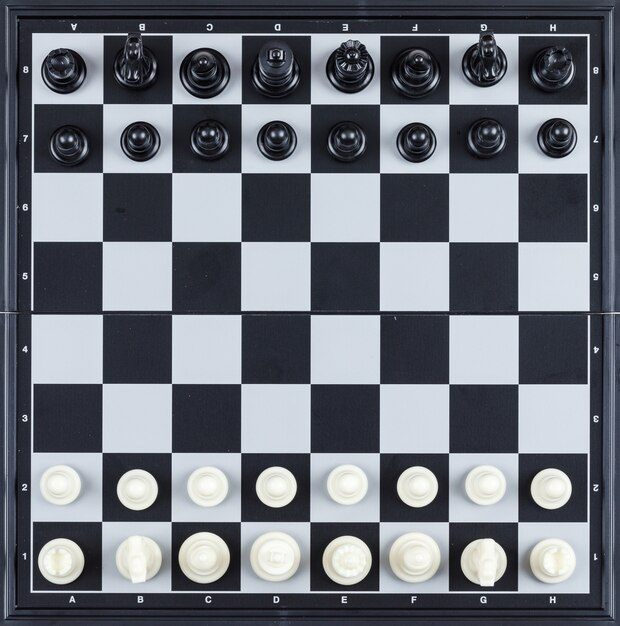 Strategie en schaakconcept met schaakcijfers aangaande dambord hoogste mening.