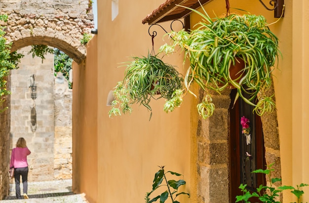 Straten van de middeleeuwse stad Rhodos selectieve focus op de bloemen bij de ingang van het huis een reis door de populaire plaatsen van de Dodekanesos-archipel Griekenland