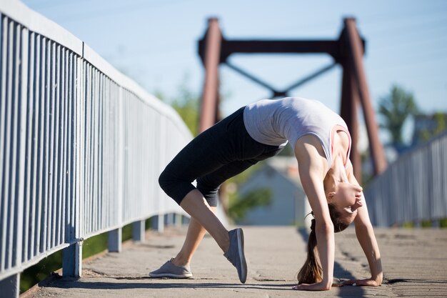 Street yoga: Bridge poseren