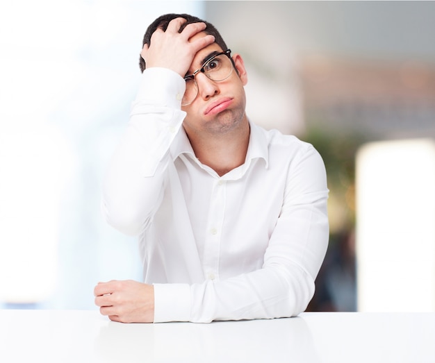 Stressed man met een hand op zijn hoofd