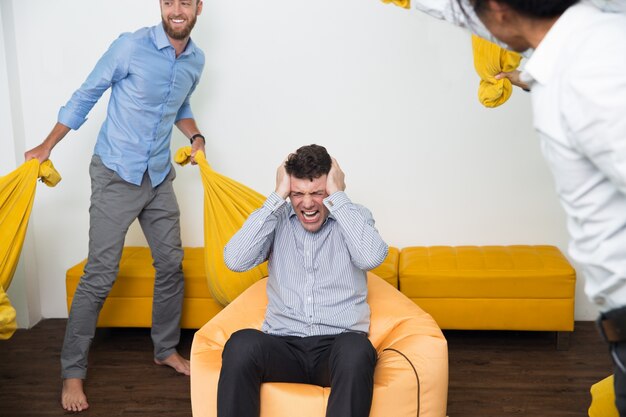 Stressed man schreeuwen naar vrienden het maken van lawaai