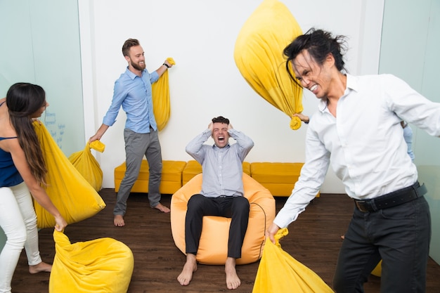 Stressed man schreeuwen naar vrienden tijdens feest