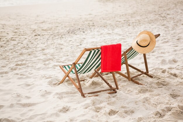 Strohoed en handdoek bleef strandstoelen