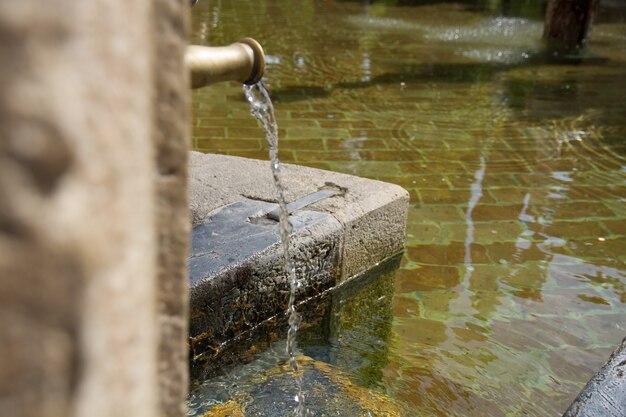 stromend water in oude fontein uit