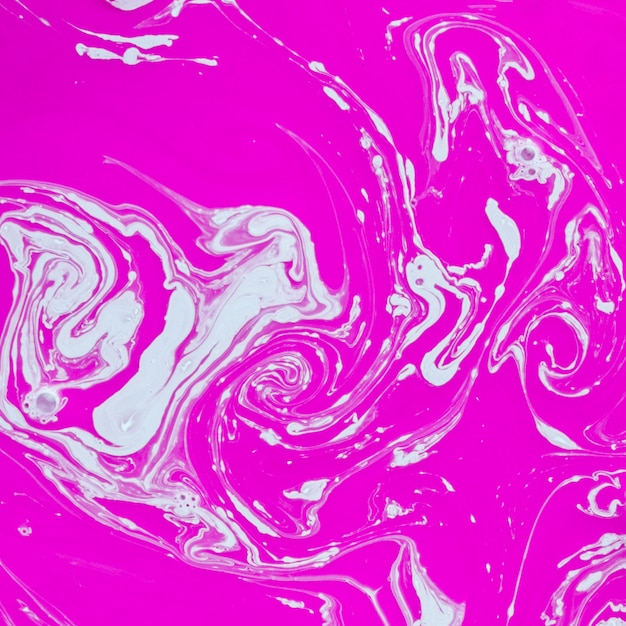 Gratis foto stroom van witte en roze verf abstracte achtergrond