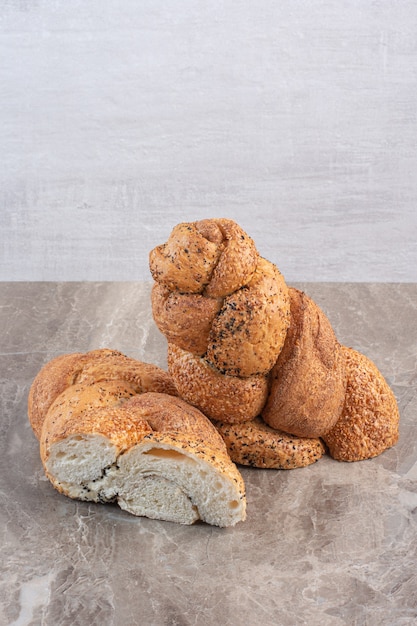 Strucia-brood in tweeën gesneden op marmer.