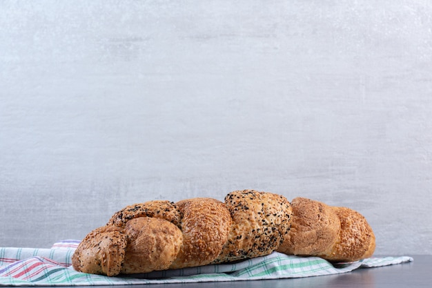 Strucia-brood op een handdoek op marmer.