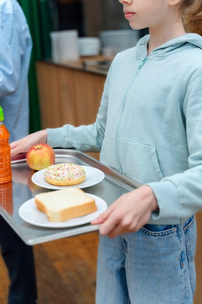 Student aan het lunchen in de kantine