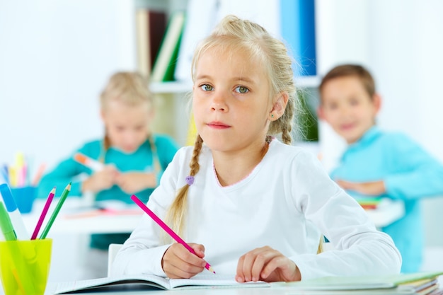 Student denken aan haar nieuwe tekening