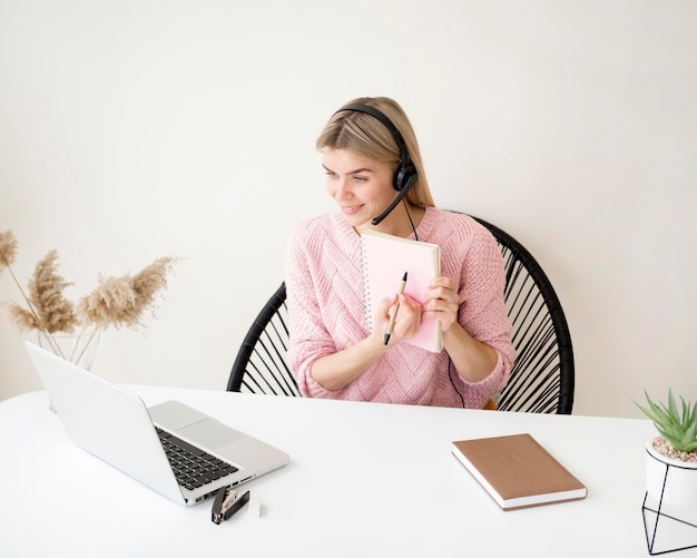 Student die haar les e-lerend concept voorstelt