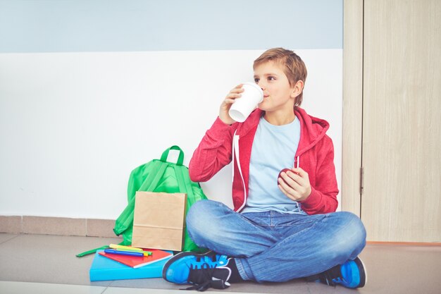 Student het drinken van een milkshake