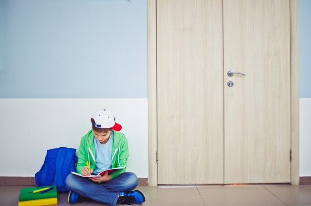 Student huiswerk zittend op de vloer