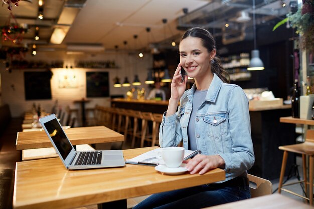 Student in café