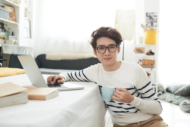 Student in zijn kamer