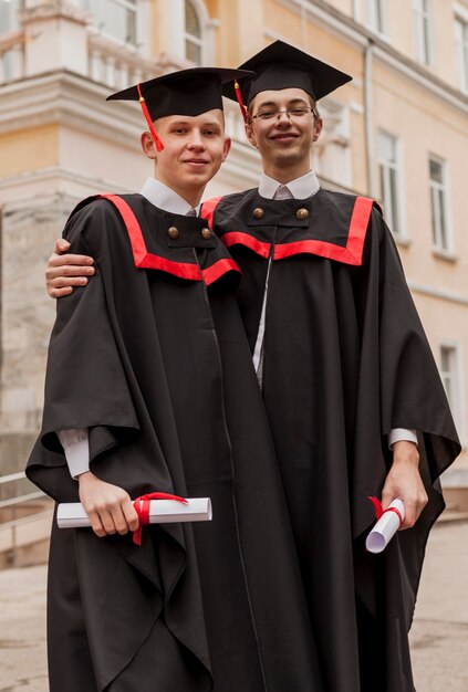 Student jongens bij afstuderen