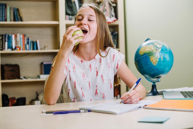 Student meisje bijt appel